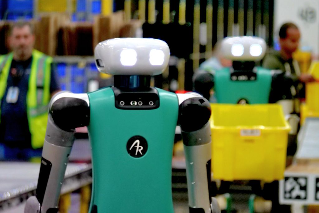 Amazon plans to introduce robots to replace warehouse workers